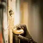 Graffiti Montana Black spuitbus die wordt gebruikt