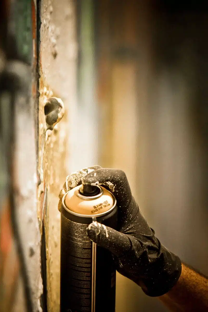 Graffiti Montana Black spuitbus die wordt gebruikt