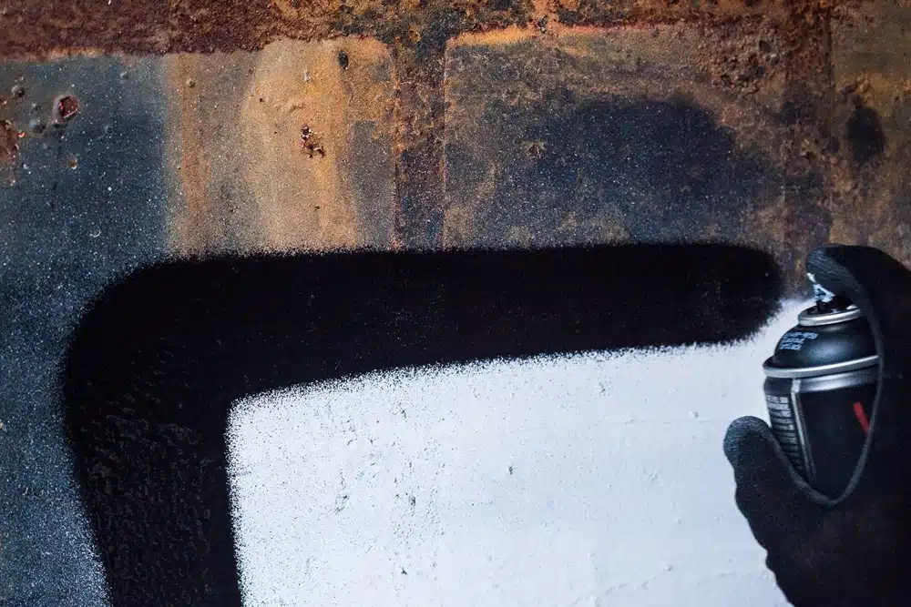 Montana Blackout Tarblack voorbeeld dekking over wit