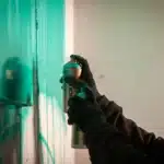 Montana Gold Fluorescent spuitbus spuiten op de muur