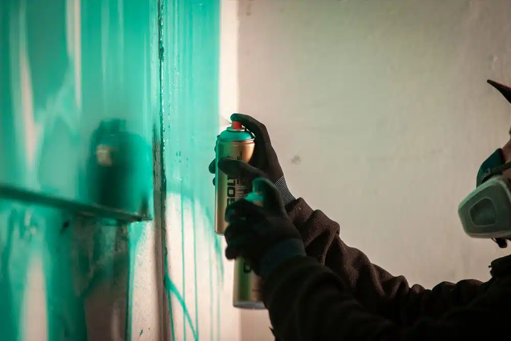 Montana Gold Fluorescent spuitbus spuiten op de muur