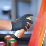 Montana Varnish wordt gespoten over bestaande laag