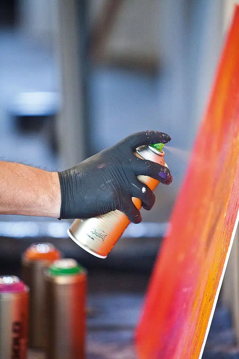 Montana Varnish wordt gespoten over bestaande laag