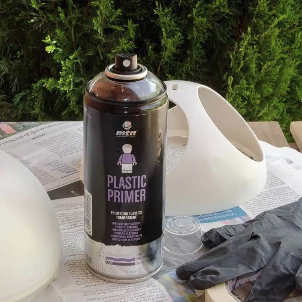 Plastic primer in een spuitbus