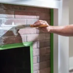 Groene tape op een ruwe muur