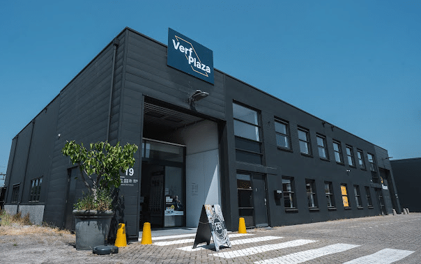 verf plaza verfwinkel langsgaan