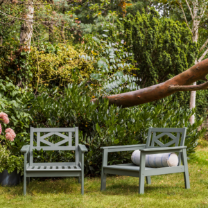 Farrow and Ball buitenbeits twee stoelen buiten geschilderd